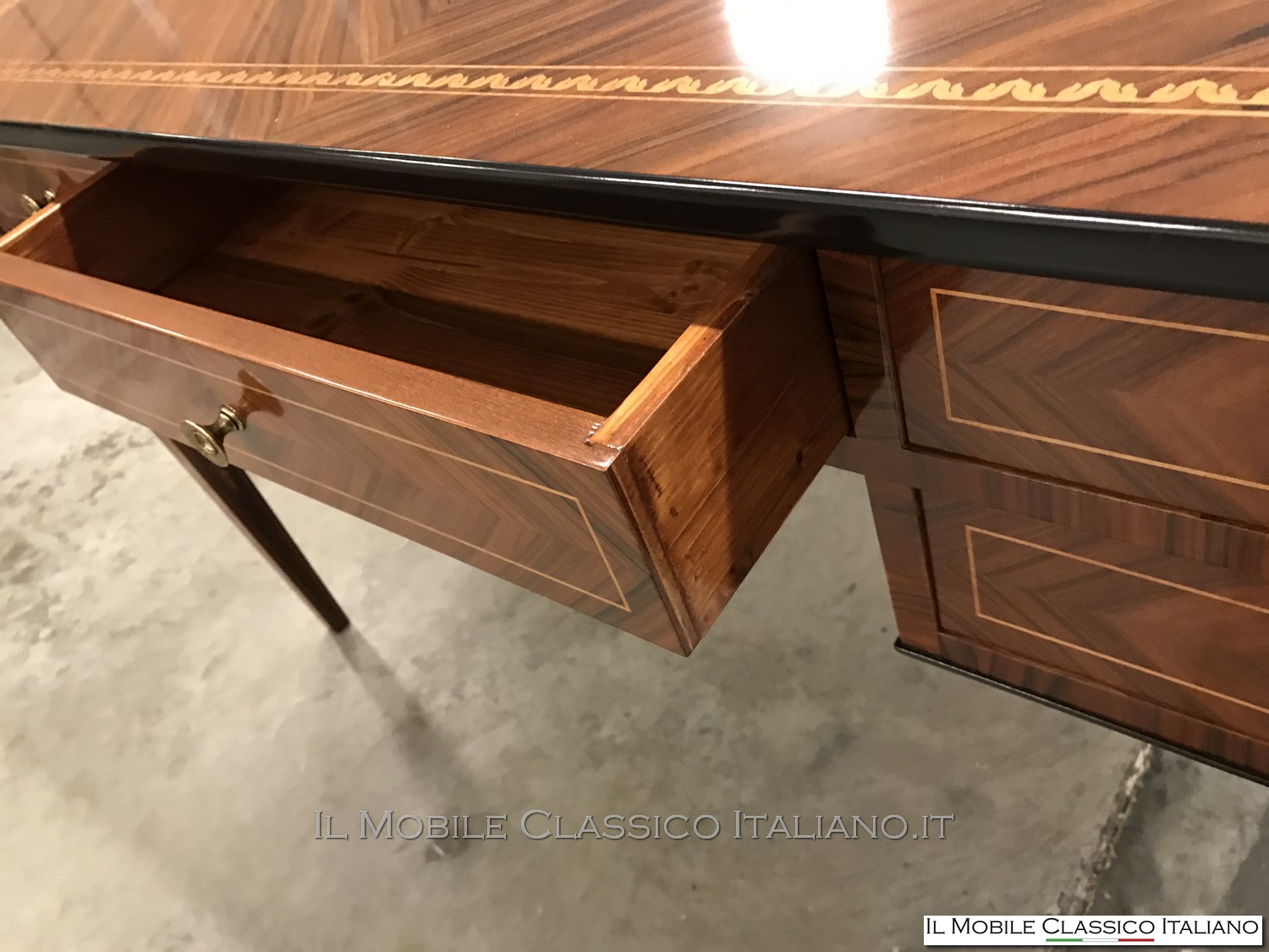 Scrivania personalizzata intarsiata